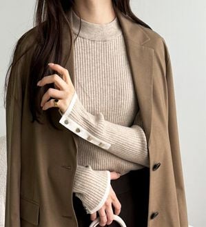 GeeRA（ジーラ）の「袖口ボタン配色ハイネックリブニット（ニット・セーター）」｜杢ベージュ