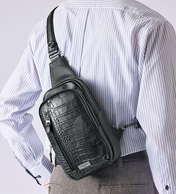 「＜モンテスピガ＞イタリアンレザークロコ型押しボディバッグ（メンズボディバッグ・ウエストポーチ）」｜詳細画像