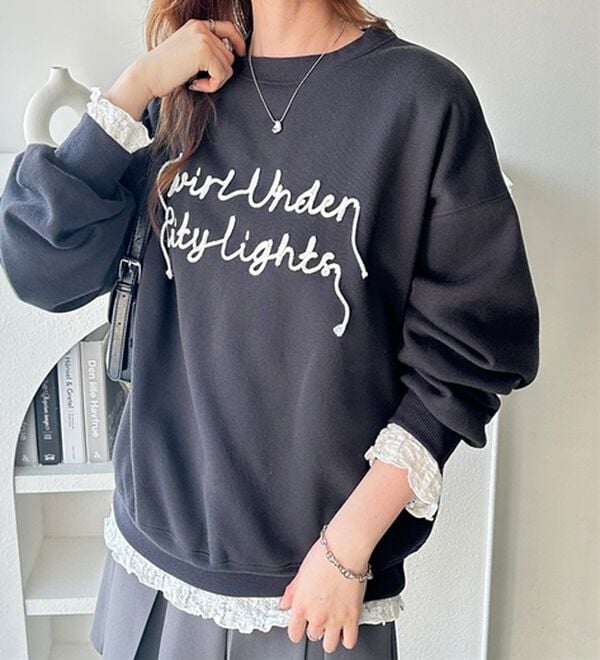 GeeRA（ジーラ）の「コードロゴ刺繍オーバーサイズ裏起毛スウェット（トレーナー・スウェット）」｜詳細画像