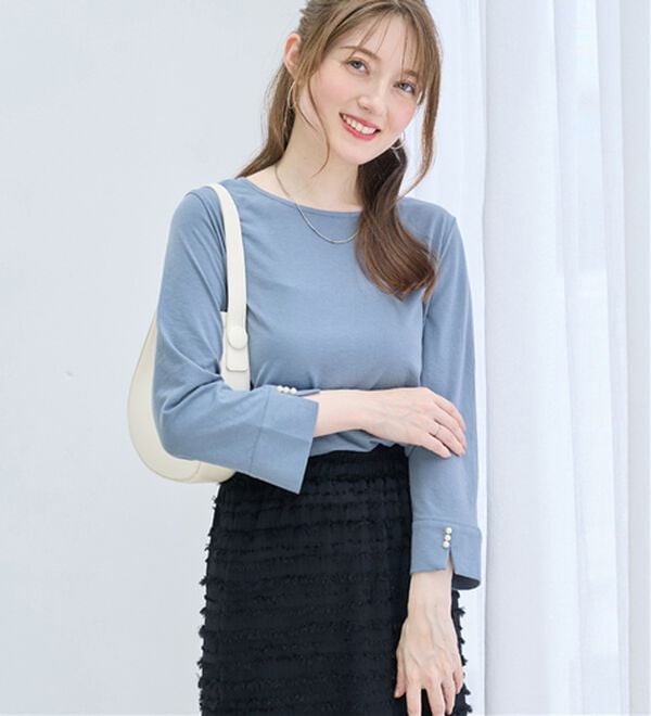 alotta（アロッタ）の「【選べる袖丈】柔らか綿混素材パール調ボタンＴシャツ（カットソー）」｜ダスティブルー　8分袖