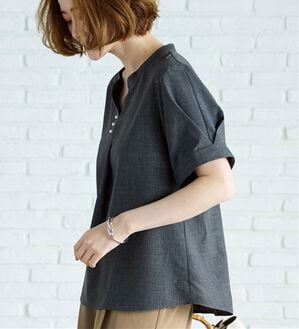 BELLUNA（ベルーナ）の「麻調合繊パール付タックデザインブラウス（ブラウス）」｜チャコール