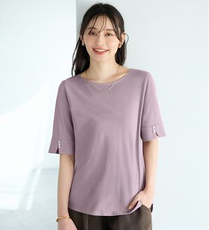 alotta（アロッタ）の「【選べる袖丈】柔らか綿混素材パール調ボタンＴシャツ（カットソー）」｜ラベンダーグレー　半袖