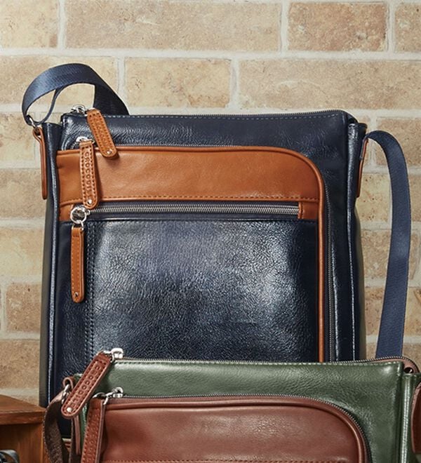 「＜クロコダイル＞トリプルファスナーショルダー（メンズショルダーバッグ）」｜ネイビー