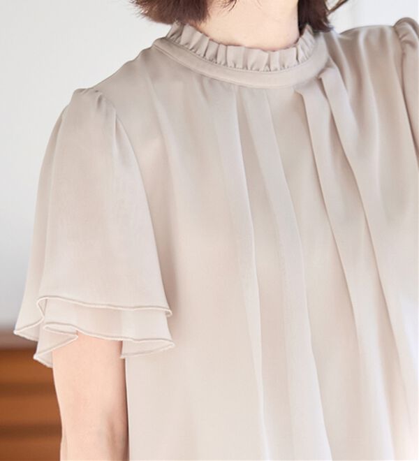 Viola e Viola（ヴィオラ エ ヴィオラ）の「フリル衿シフォンタックブラウス【半袖】（ブラウス）」｜詳細画像