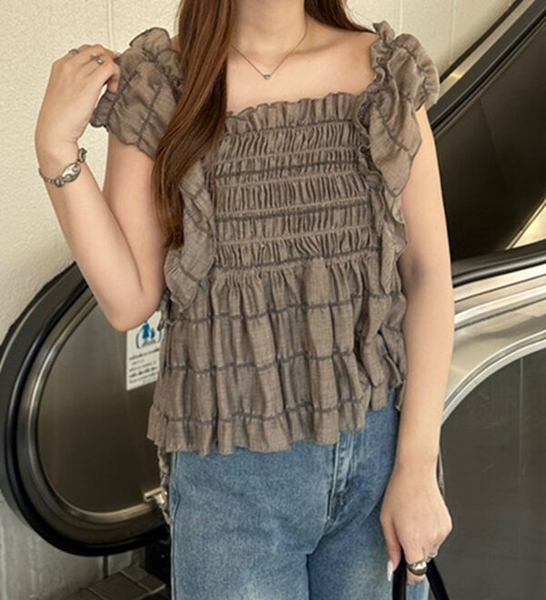 GeeRA（ジーラ）の「フリルシャーリングブラウス（ブラウス）」｜ベージュ系ストライプ