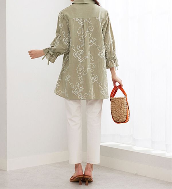 BELLUNA（ベルーナ）の「グラフィック風刺しゅう袖リボンチュニック（チュニック）」｜詳細画像