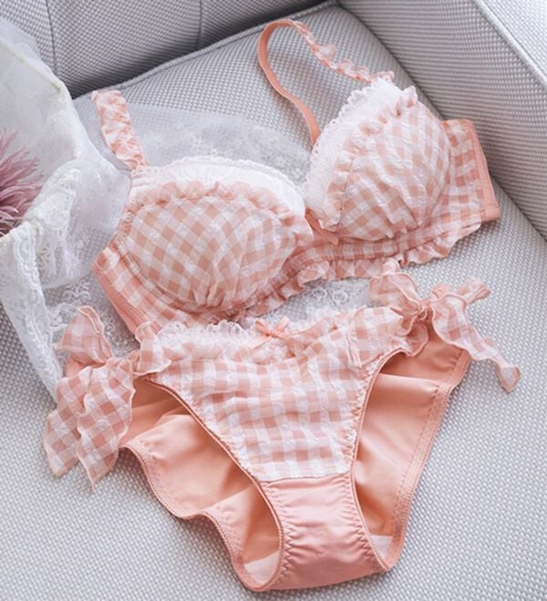 YU'NOW（ユナウ）の「ぷるるん谷間のノンワイヤーブラ＆ショーツ（ブラジャー＆ショーツセット）」｜ピンク系その他