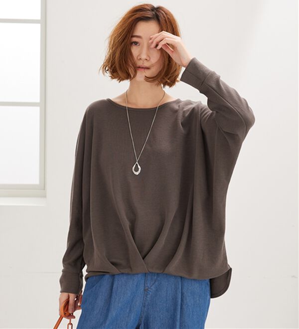 BELLUNA（ベルーナ）の「【新色追加】【2点セット】ネックレス付裾タックデザインプルオーバー（カットソー）」｜詳細画像