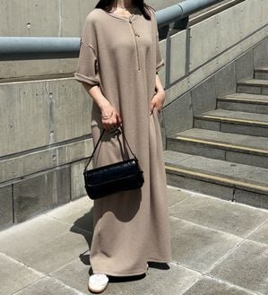 GeeRA（ジーラ）の「【ひんやり/着痩せ】ハーフジップ大人Ｔシャツワンピース（カットソーワンピース）」｜ベージュ