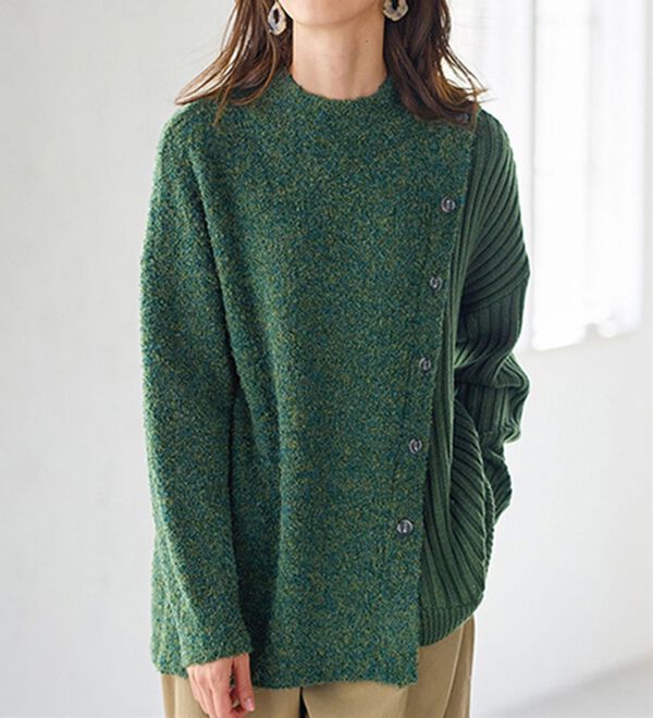 BELLUNA（ベルーナ）の「細見えボタンデザインニット（ニット・セーター）」｜グリーン