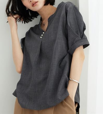 BELLUNA（ベルーナ）の「麻調合繊パール付タックデザインブラウス（ブラウス）」