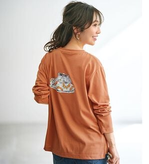 BELLUNA（ベルーナ）の「アーティストコラボ！ポケット付ネコプリントロンＴ（ハラミチヨ）（カットソー）」｜オレンジ