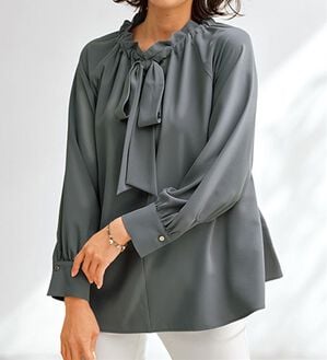 BELLUNA（ベルーナ）の「着脱楽々！フリル衿ボウタイブラウス（ブラウス）」｜チャコール