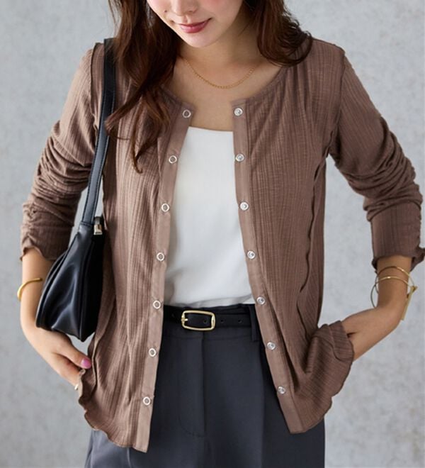 Viola e Viola（ヴィオラ エ ヴィオラ）の「針抜きシアードットボタンカーデ（その他カーディガン）」｜モカブラウン