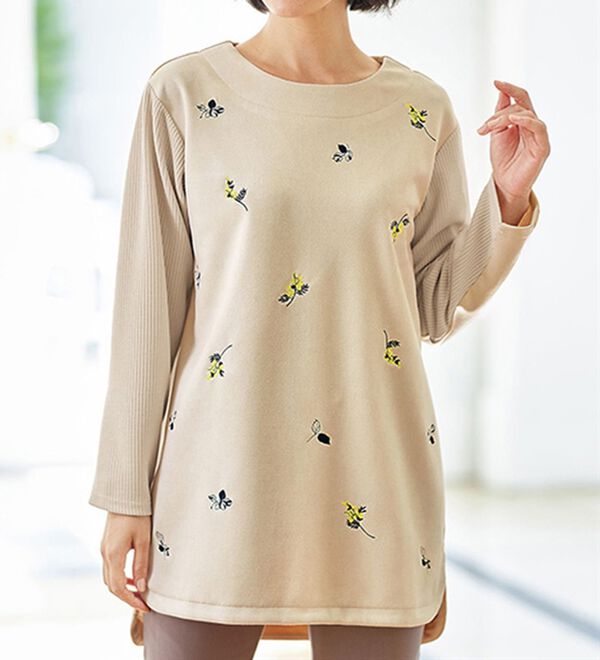 BELLUNA（ベルーナ）の「花柄刺しゅうスエード調チュニック（チュニック）」｜詳細画像