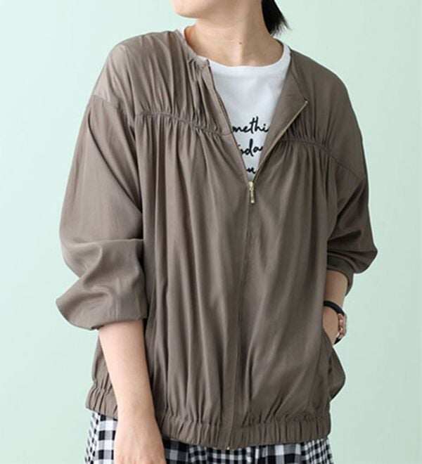 BELLUNA（ベルーナ）の「サテン素材ギャザー使いジャケット（ブルゾン）」｜詳細画像