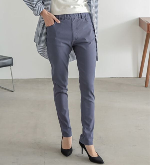 A HAPPY MARILYN（アハッピーマリリン）の「【Ｍ～８Ｌ】【選べる丈】のび～る ストレッチ ツイル 魔法の 美脚レギンスパンツ（スリム・スキニーパンツ）」｜スモークブルー