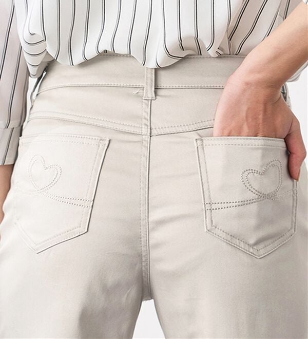 BELLUNA（ベルーナ）の「サラリ速乾！綿サテンストレッチカラーパンツ（フルレングスパンツ）」｜詳細画像