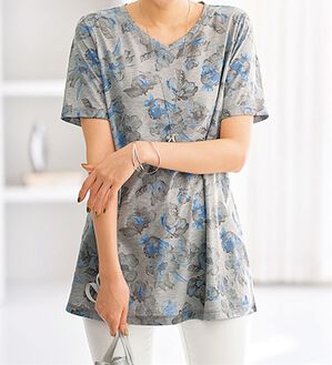 BELLUNA（ベルーナ）の「美人顔シルエット綿混プリントチュニック（チュニック）」｜グレー系花柄