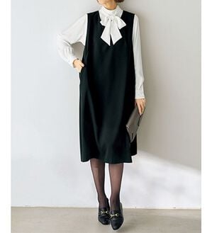 VINNO（ヴィノ）の「楽ケア！タイブラウス&times;ジャンスカセット（ジャンパースカート）」｜オフホワイト／ブラック