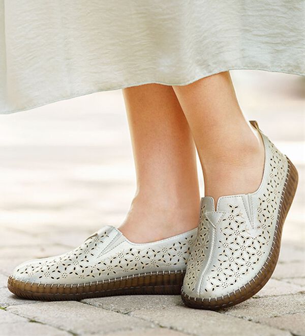 BELLUNA（ベルーナ）の「ゆったりカットワークスリッポン（スリッポン）」｜詳細画像