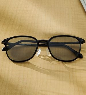 「目を守る調光偏光サングラス（メンズスポーツ用品）」｜ウェリントンブラック