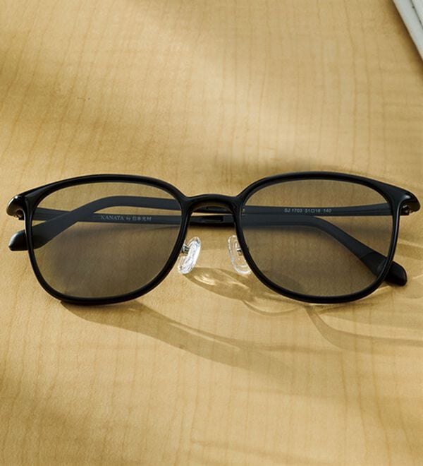 「目を守る調光偏光サングラス（メンズスポーツ用品）」｜ウェリントンブラック