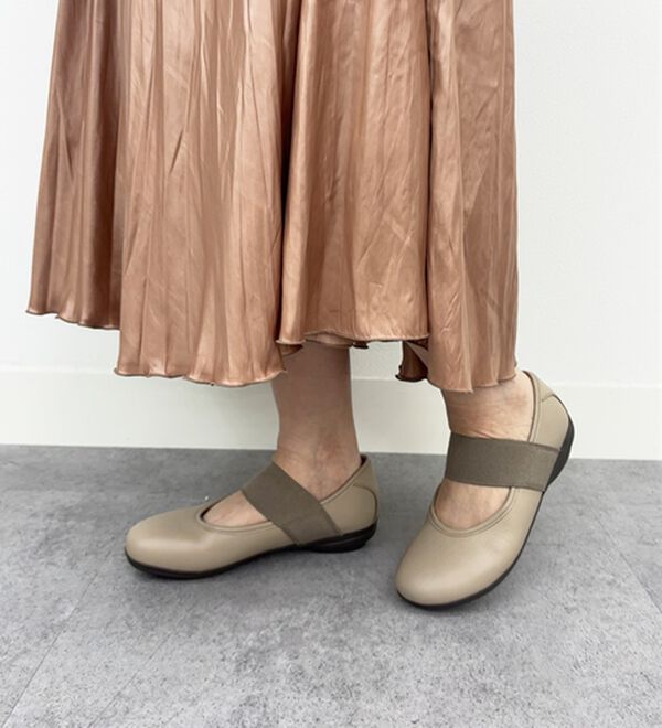 BELLUNA（ベルーナ）の「山羊革甲ゴムベルトシューズ（フラットシューズ）」｜詳細画像