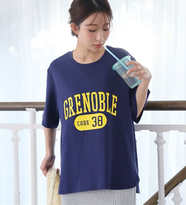 A HAPPY MARILYN（アハッピーマリリン）の「【Ｍ～８Ｌ】【接触冷感・ＵＶ対策】カレッジプリント裾ラウンドＴシャツ（Tシャツ）」｜詳細画像