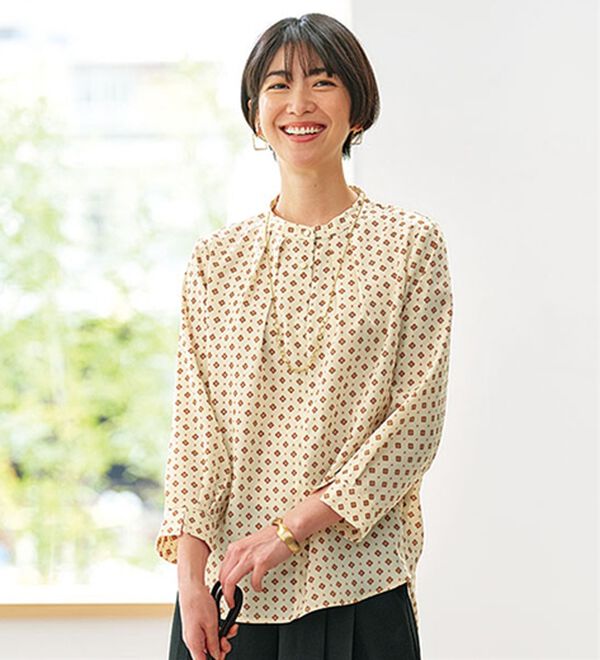 BELLUNA（ベルーナ）の「金ボタン使い華やぎ小紋ブラウス（ブラウス）」｜アイボリー系