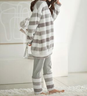 YU'NOW（ユナウ）の「ボアフリースワンピ＆レギンスセット（パジャマ・ルームウェア）」｜グレー