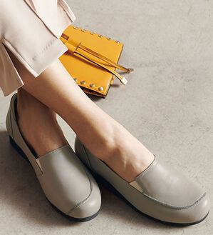 ルフラン（ルフラン）の「ラシーナコンフォート　４Ｅ外反母趾対応モカシンシューズ（フラットシューズ）」｜ライトグレー