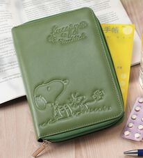 「スヌーピー本革お薬手帳カバー（財布・パスケース）」