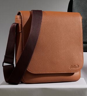 「＜クロコダイル＞レザーフラップショルダー（メンズショルダーバッグ）」｜ブラウン