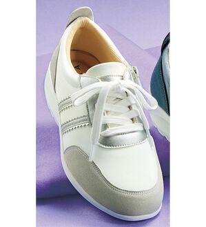 BELLUNA（ベルーナ）の「５Ｅサテン調レースアップスニーカー（スニーカー）」｜ホワイト