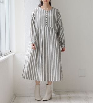 A HAPPY MARILYN（アハッピーマリリン）の「【Ｌ～６Ｌ】綿１００％さらりリラックス ゆったりシルエットのスッキリ柄 ストライプ マルチストライプコットンワンピ（ロングワンピース）」｜カーキ系