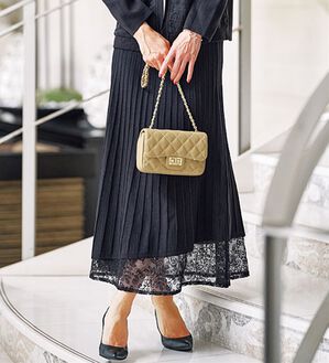 BELLUNA（ベルーナ）の「刺しゅうレース使いニットプリーツスカート（ロングスカート）」｜ダークネイビー