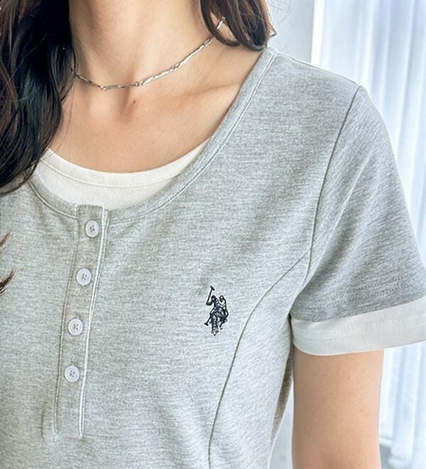 GeeRA（ジーラ）の「【ＵＳ．ＰＯＬＯ．ＡＳＳＮ】レイヤード風ヘンリーネック半袖ワンピース（カットソーワンピース）」｜詳細画像