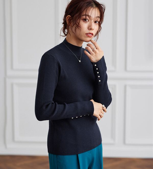 Pierrot（ピエロ）の「【選べるネック】袖ボタンリブニット（ニット・セーター）」｜詳細画像