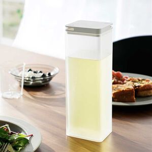 iellio（イエリオ）の「タワー　水はね防止フィルター付両方から注げる冷水筒＜ｔｏｗｅｒ山崎実業＞（その他キッチン用品）」｜ホワイト