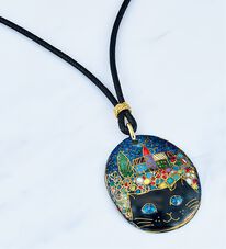 BELLUNA（ベルーナ）の「七宝焼きオシャレ黒猫ペンダント（ネックレス・ペンダント）」
