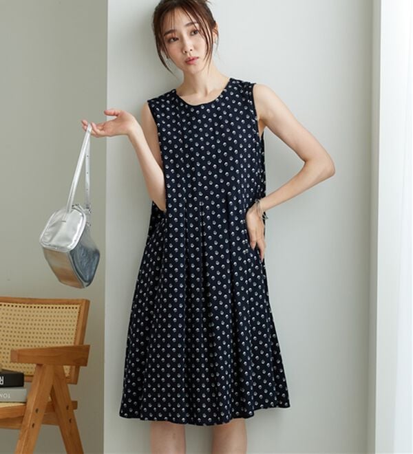 BELLUNA（ベルーナ）の「【ひんやり接触冷感】レーヨン素材ノースリーブワンピ－ス（その他ワンピース）」｜小紋柄