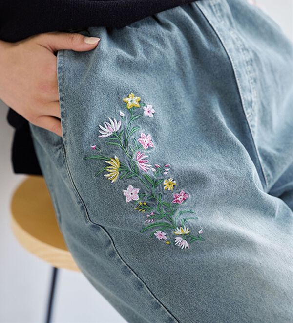 BELLUNA（ベルーナ）の「花刺しゅう入りゆるデニムパンツ（フルレングスパンツ）」｜詳細画像