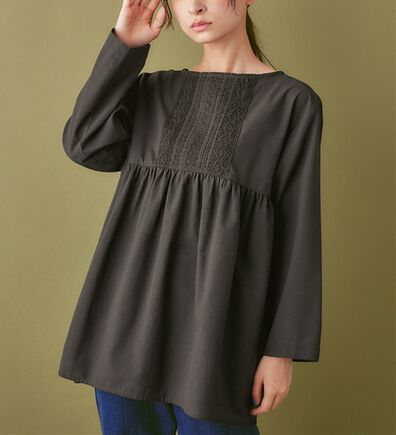 Viola e Viola（ヴィオラ エ ヴィオラ）の「心おどる！繊細レースを添えた裾フレアーブラウス（ブラウス）」