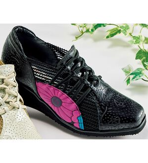 BELLUNA（ベルーナ）の「＜マテラ＞５Ｅ幅広フラワー本革型押シューズ（フラットシューズ）」｜黒