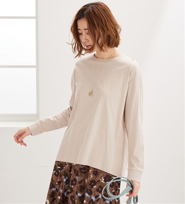 BELLUNA（ベルーナ）の「綿１００％大人顔サマ見え裾タックデザインプルオーバー（カットソー）」｜トープ