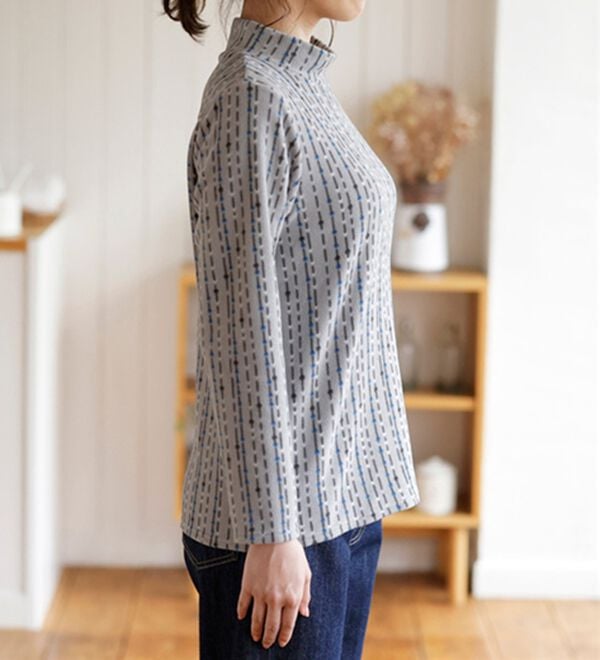 LAVIENNE（ラヴィエンヌ）の「薄手ストレッチフリースのプリントハイネック長袖（ニット・セーター）」｜詳細画像