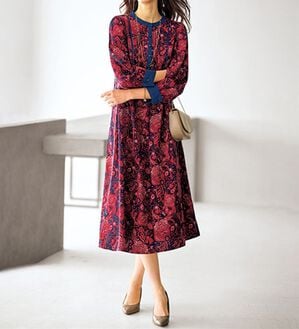 BELLUNA（ベルーナ）の「ビンテージ柄ピンタック使いワンピース（その他ワンピース）」｜赤系ペイズリー柄