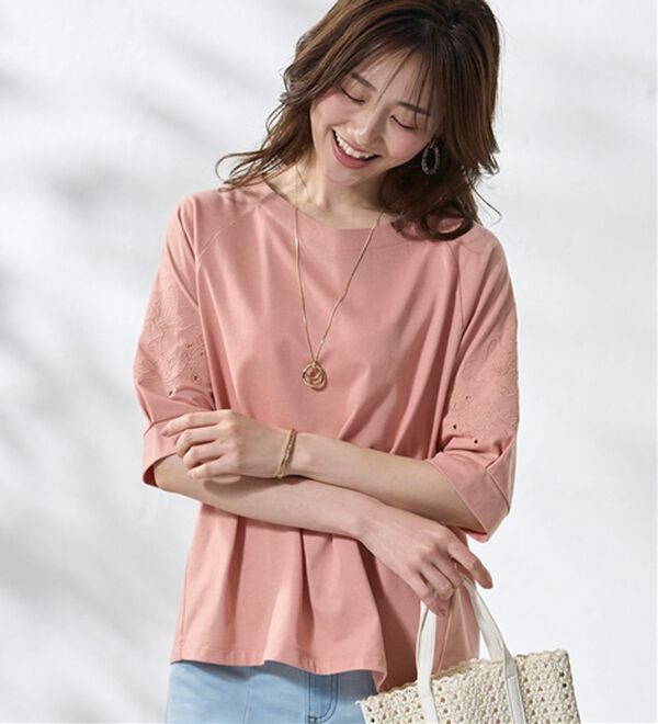 BELLUNA（ベルーナ）の「袖刺しゅうデザインＶネックプルオーバー（カットソー）」｜詳細画像