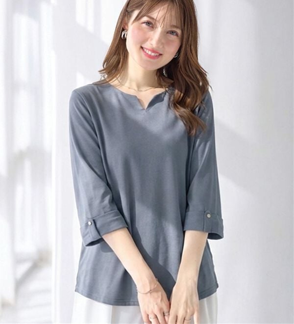 alotta（アロッタ）の「さらっと綿混素材 金ボタンデザインTシャツ（カットソー）」｜ダスティブルー